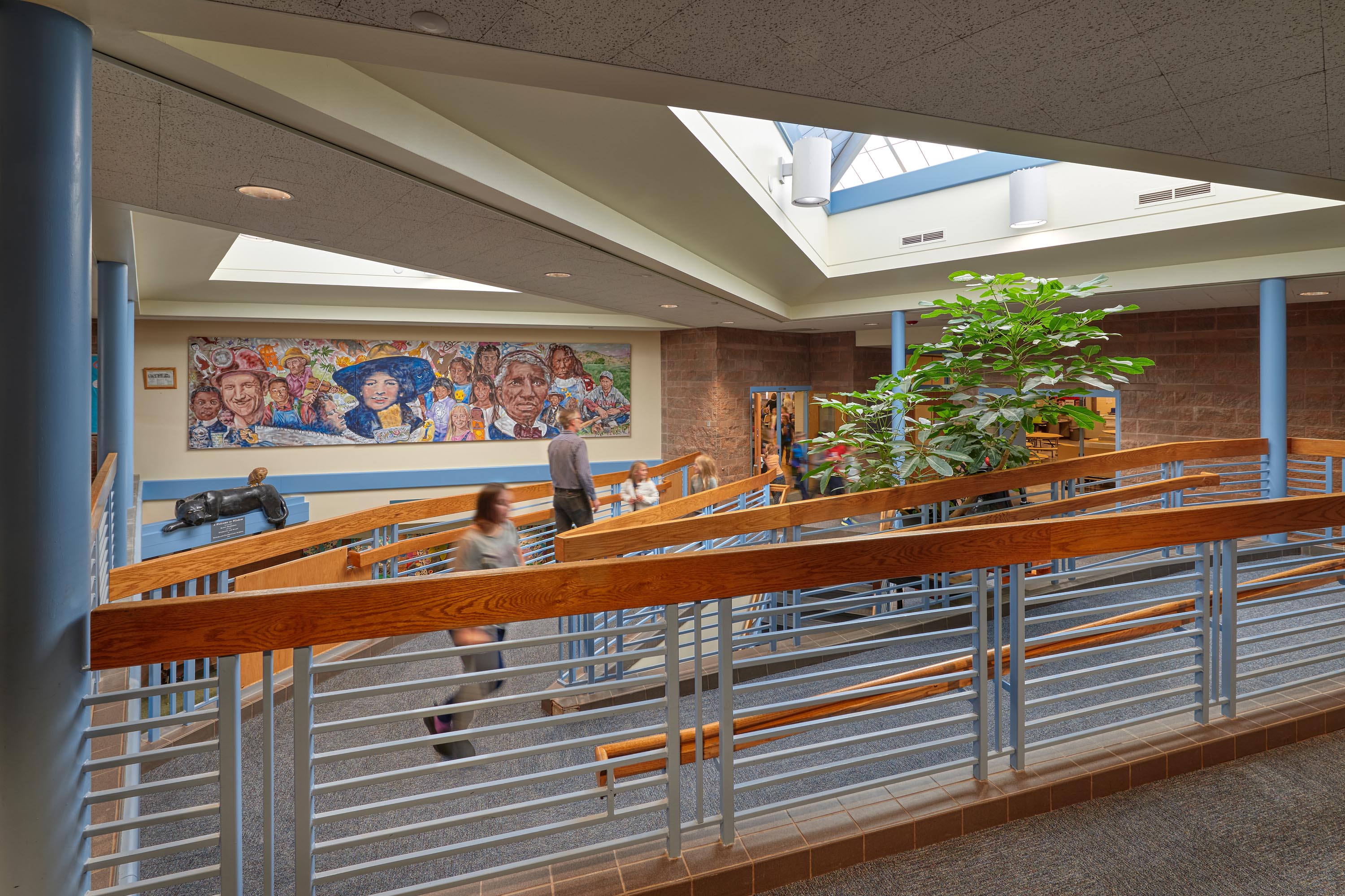 Nederland ES interior corridor   2 w people 3Kx2K